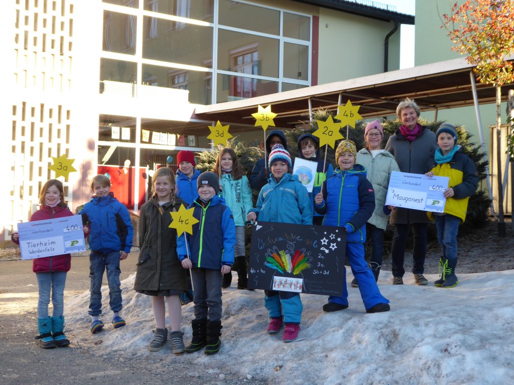Schüler der Bürgermiester Schütte Schule halten Sterne in den Händen und die Spendnescheine. Frau Elisabeth Lindauer ist auch zu sehen.
